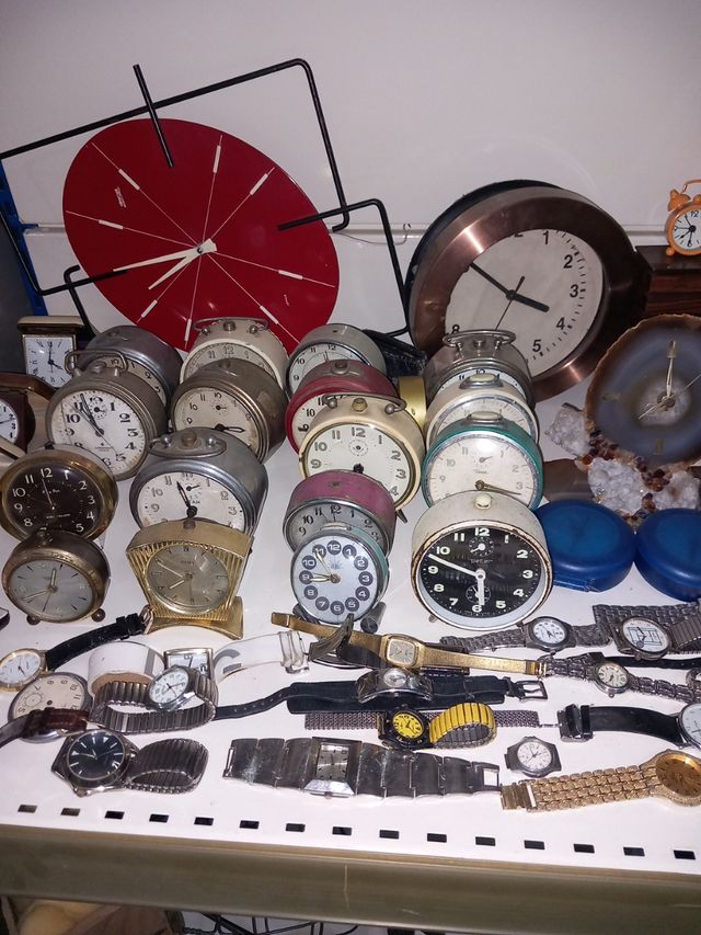Lote relojes   de pulsera y despertadores
