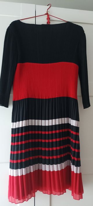 Vestido Adolfo Domínguez rojo y negro