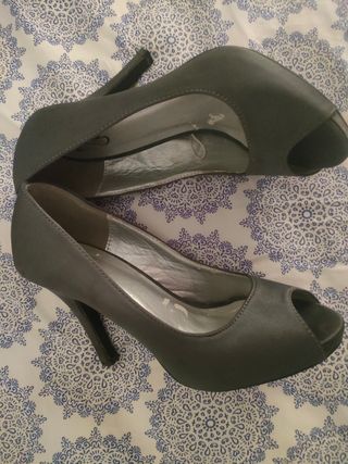Zapatos de tacón gris