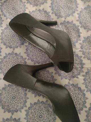 Zapatos de tacón gris