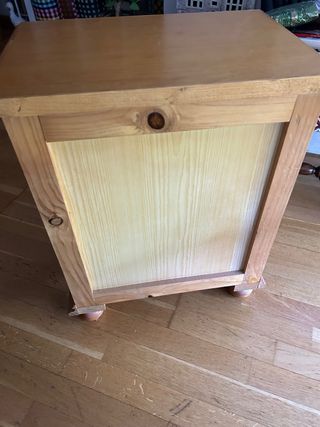 Mesilla de madera de pino