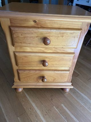 Mesilla de madera de pino