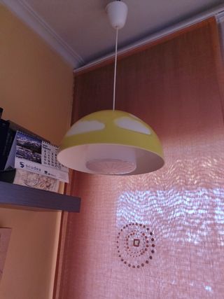 Lámpara infantil Ikea amarilla