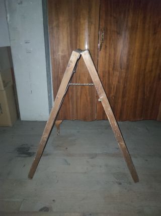 Botellero de madera antiguo