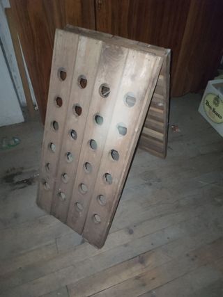 Botellero de madera antiguo