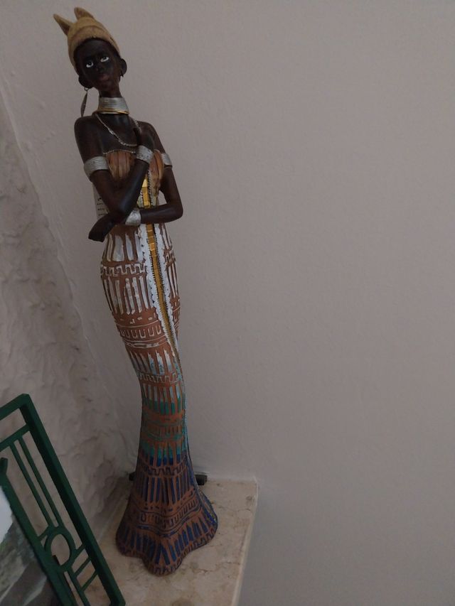 Figura decorativa mujer africana