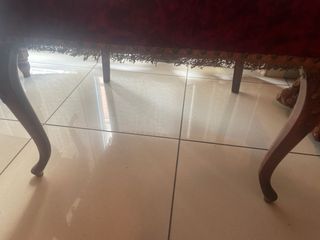 Silla antigua de terciopelo rojo