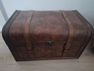 Baúl madera marrón antiguo