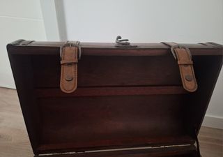 Baúl madera marrón antiguo