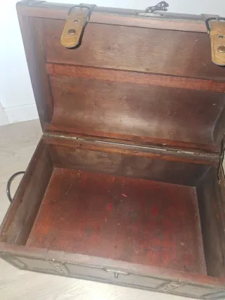 Baúl madera marrón antiguo