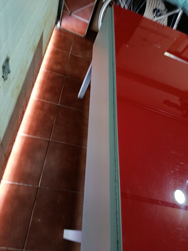 Mesa cocina extensible roja y dos sillas