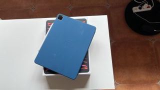 iPad Pro 12.9" 6ª Gen 1TB + Pencil 2 + funda azul