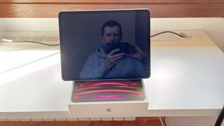 iPad Pro 12.9" 6ª Gen 1TB + Pencil 2 + funda azul