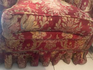 Sillón orejero rojo y dorado