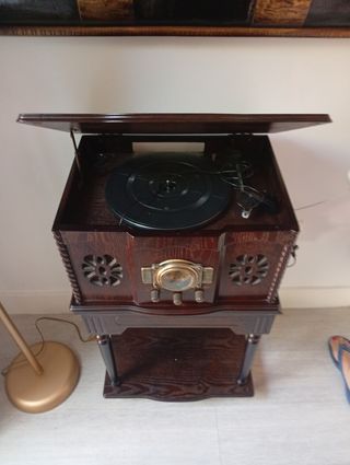 Tocadiscos antiguo con radio