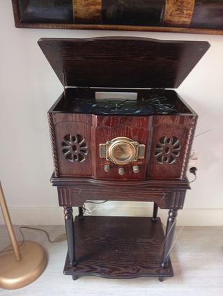 Tocadiscos antiguo con radio