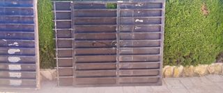 Pareja de puertas de exterior de hierro