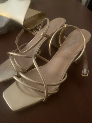 Sandalias doradas tacón bajo