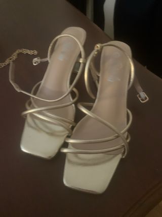 Sandalias doradas tacón bajo