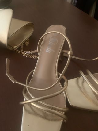 Sandalias doradas tacón bajo