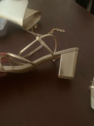 Sandalias doradas tacón bajo