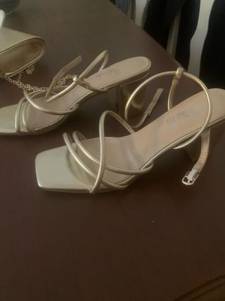 Sandalias doradas tacón bajo
