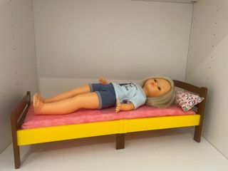 Cama Muñecas Nancy - marrón y amarilla