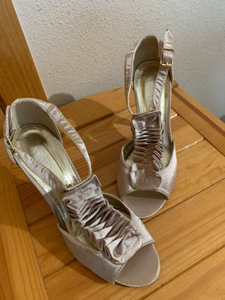 Zapatos tacón beige