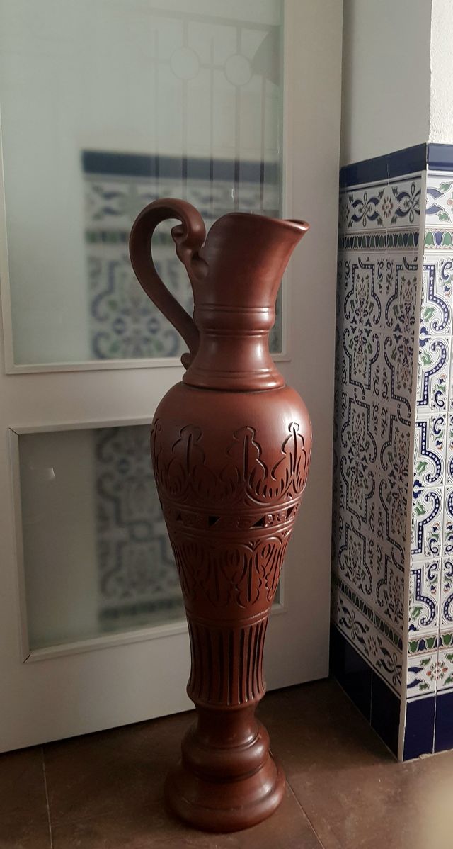 Jarrón gigante marrón