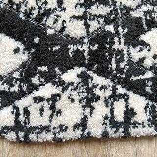 Alfombra moderna blanco y negro