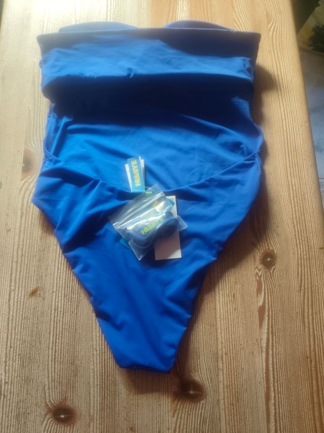 Bañador azul sin tirantes con etiqueta