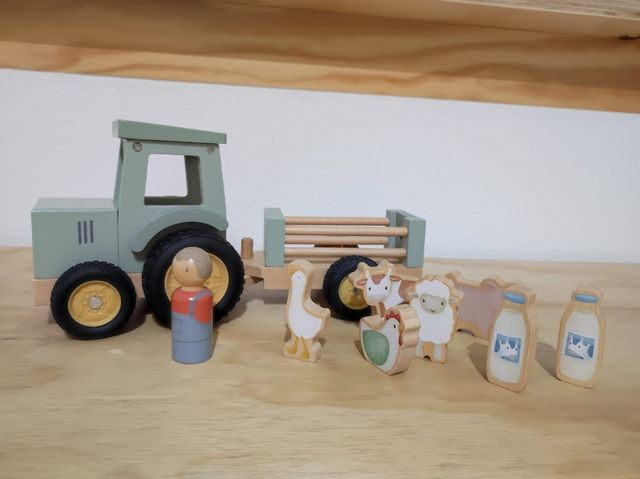 Tractor de madera con remolque y animales