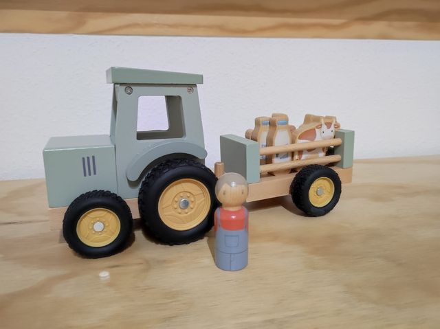 Tractor de madera con remolque y animales
