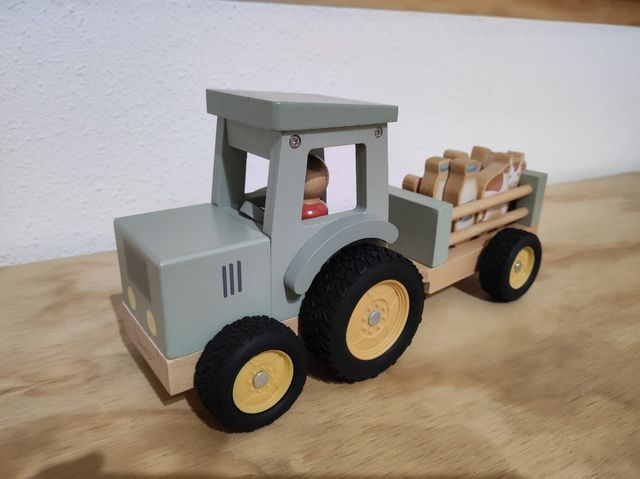 Tractor de madera con remolque y animales