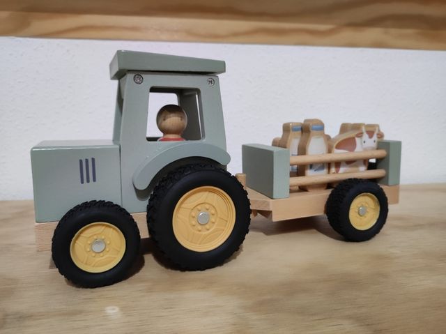 Tractor de madera con remolque y animales