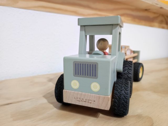 Tractor de madera con remolque y animales