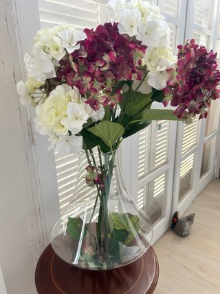 Jarrón grande con flores artificiales