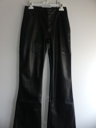 Pantalones campana cuero negro