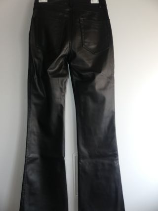 Pantalones campana cuero negro