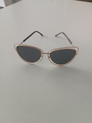 Gafas sol estilo felino doradas