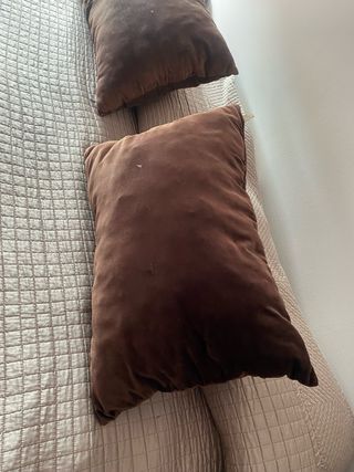 Colcha beige + 2 cojines marrón cortinas a juego