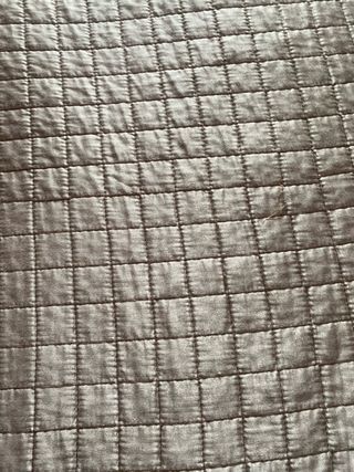 Colcha beige + 2 cojines marrón cortinas a juego