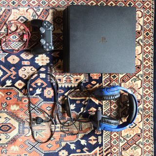 PS4 Pro 1TB CUH-7216B + Mando Original + Cascos