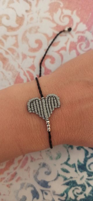 Pulsera corazón macramé gris