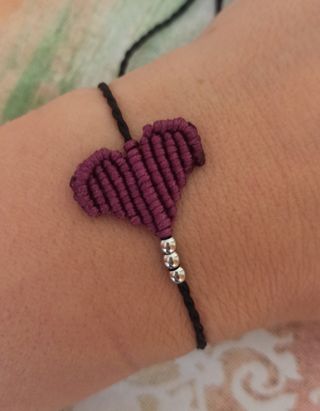 Pulsera corazón macramé morada
