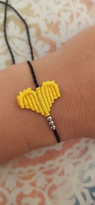 Pulsera macramé corazón amarilla