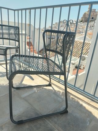 sillas de terraza gris metal-ratán