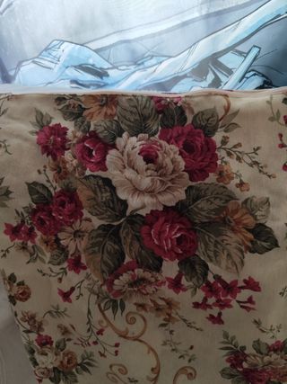 4 Cojines y 2 pares de cortinas flores