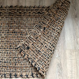 Alfombra yute marrón y negra