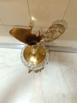 Jarra vintage dorada y cristal.